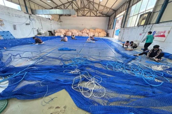 Close-up of high-tensile PE netting with reinforced knots for maximum tear resistance and fish escape prevention.